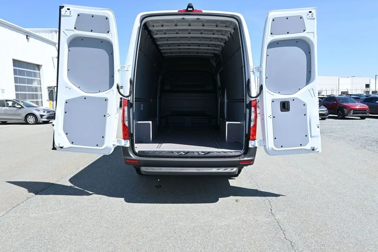 Mercedes-Benz Sprinter photo Mercedes-Benz Sprinter