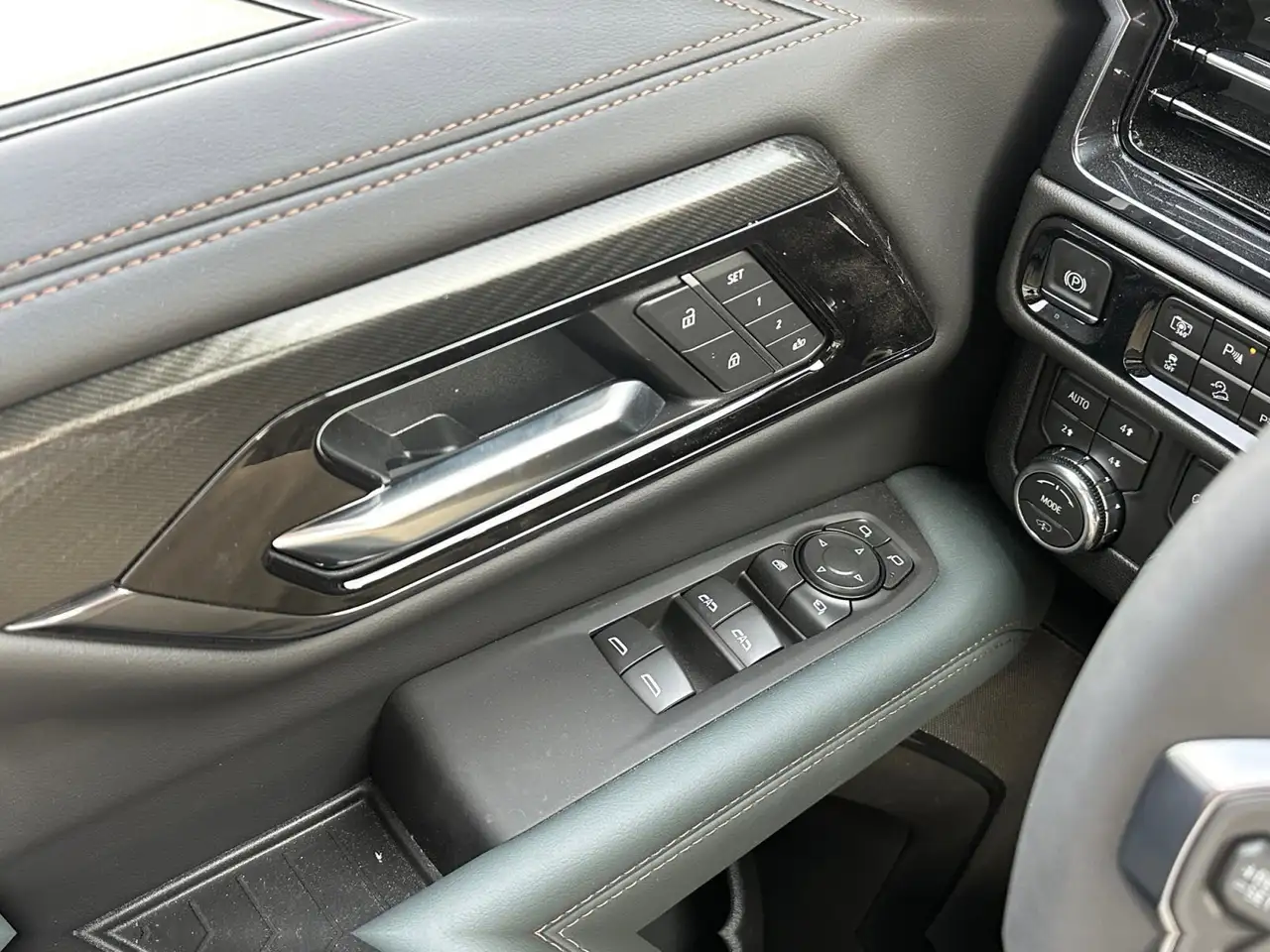 GMC Yukon снимка GMC Yukon