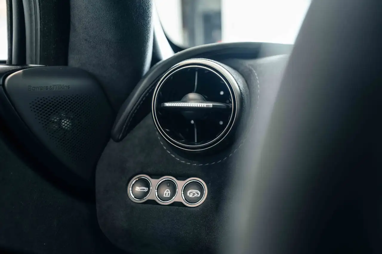 McLaren 720S photo McLaren 720S