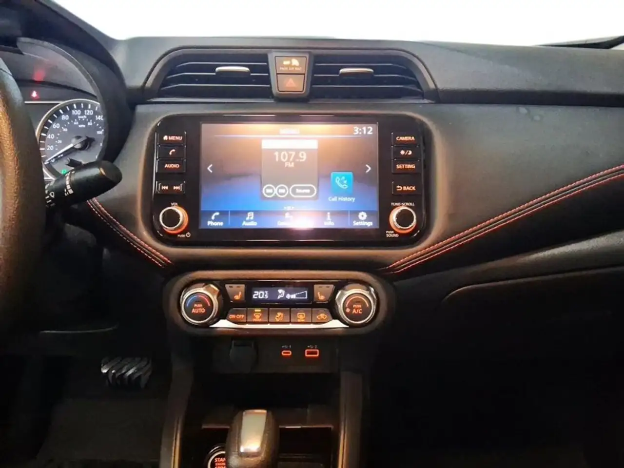 Nissan Versa fotografie Nissan Versa