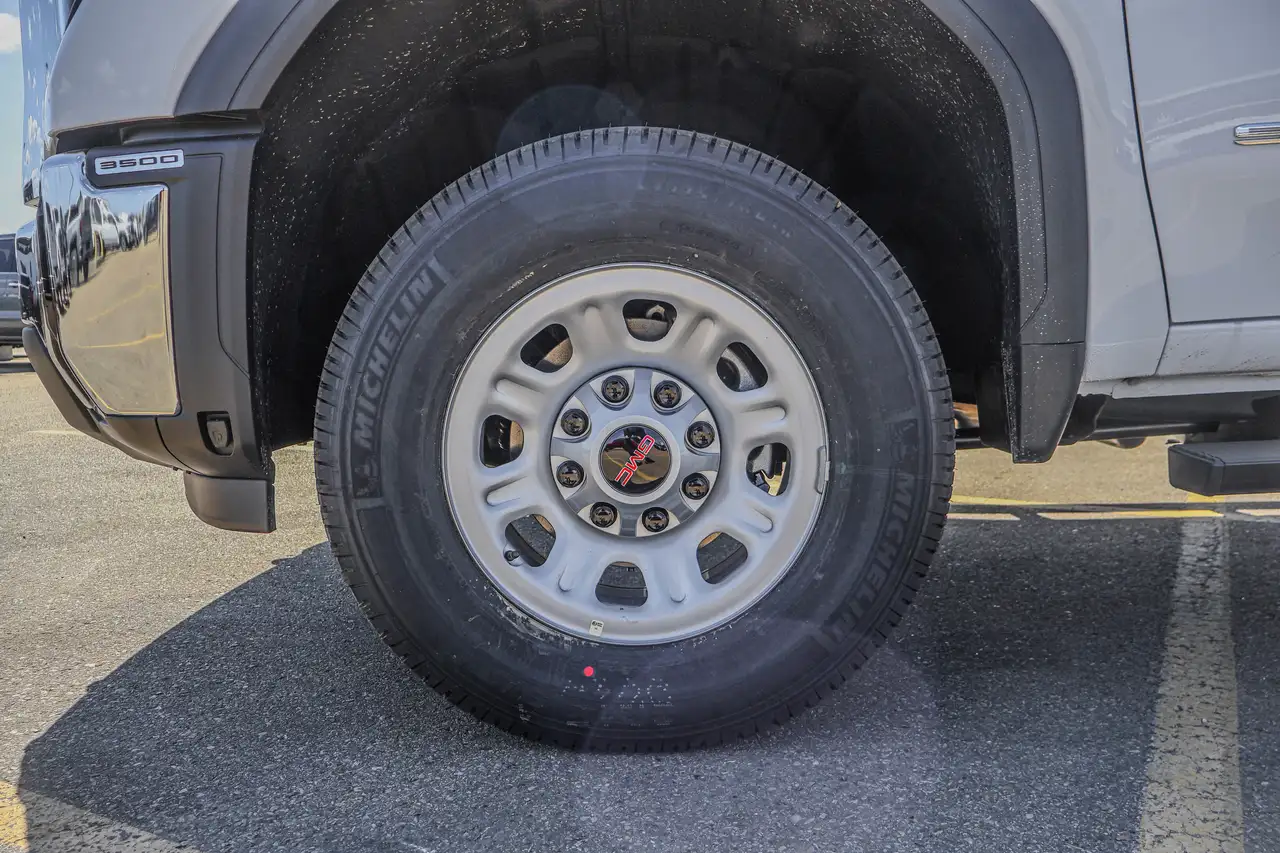 GMC Sierra 3500HD снимка GMC Sierra 3500HD