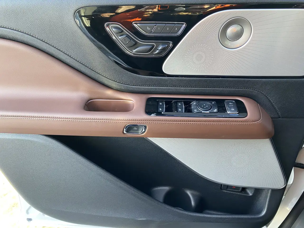 Lincoln Aviator снимка Lincoln Aviator