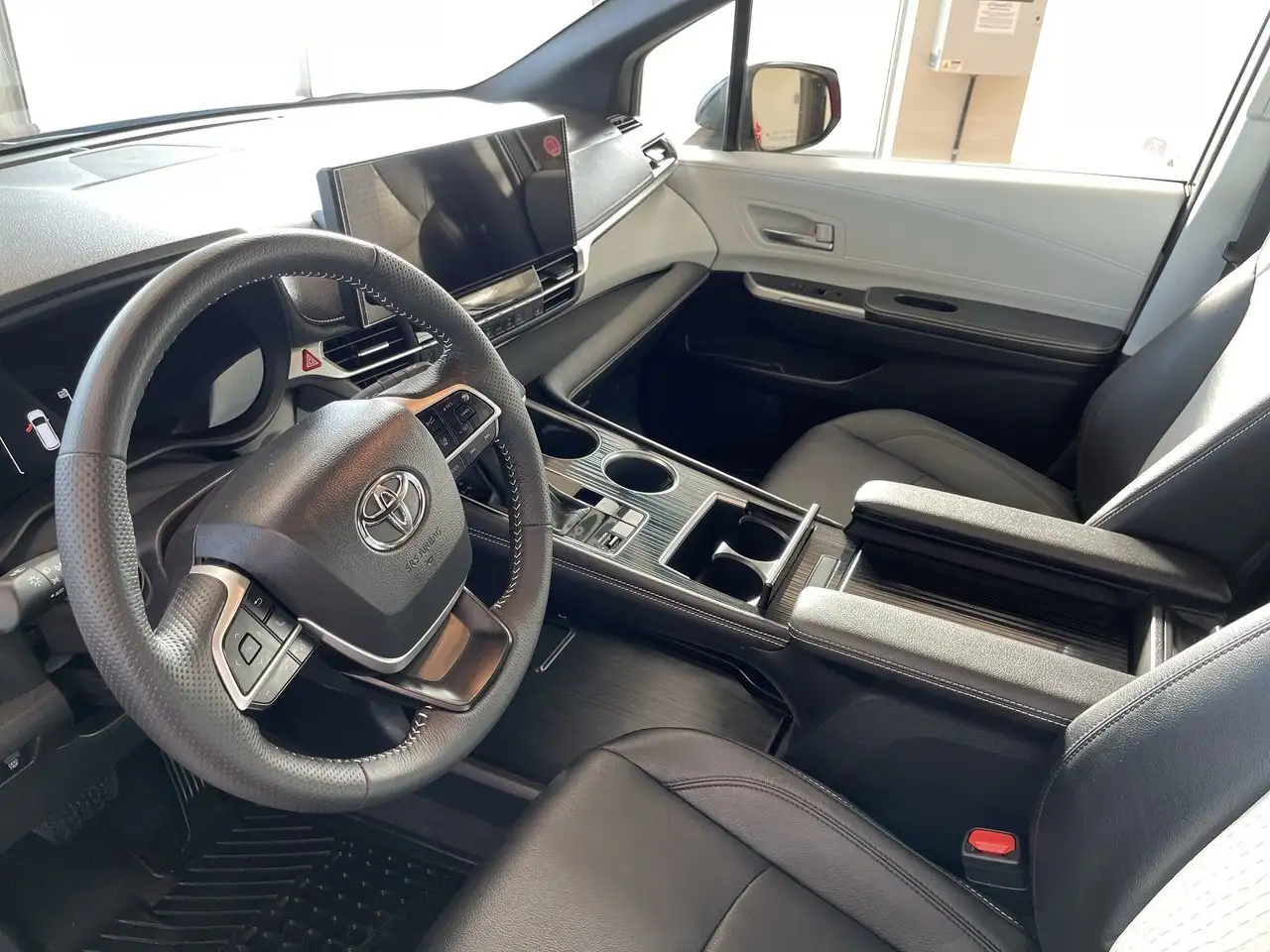 Toyota Sienna снимка Toyota Sienna