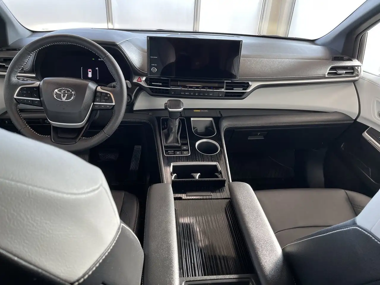Toyota Sienna снимка Toyota Sienna