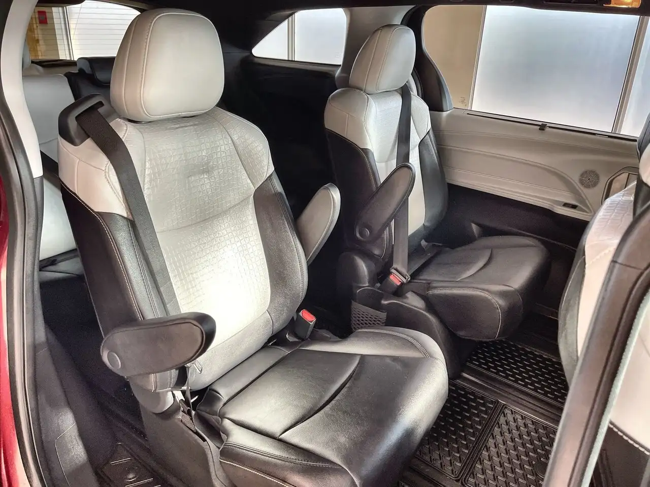 Toyota Sienna снимка Toyota Sienna