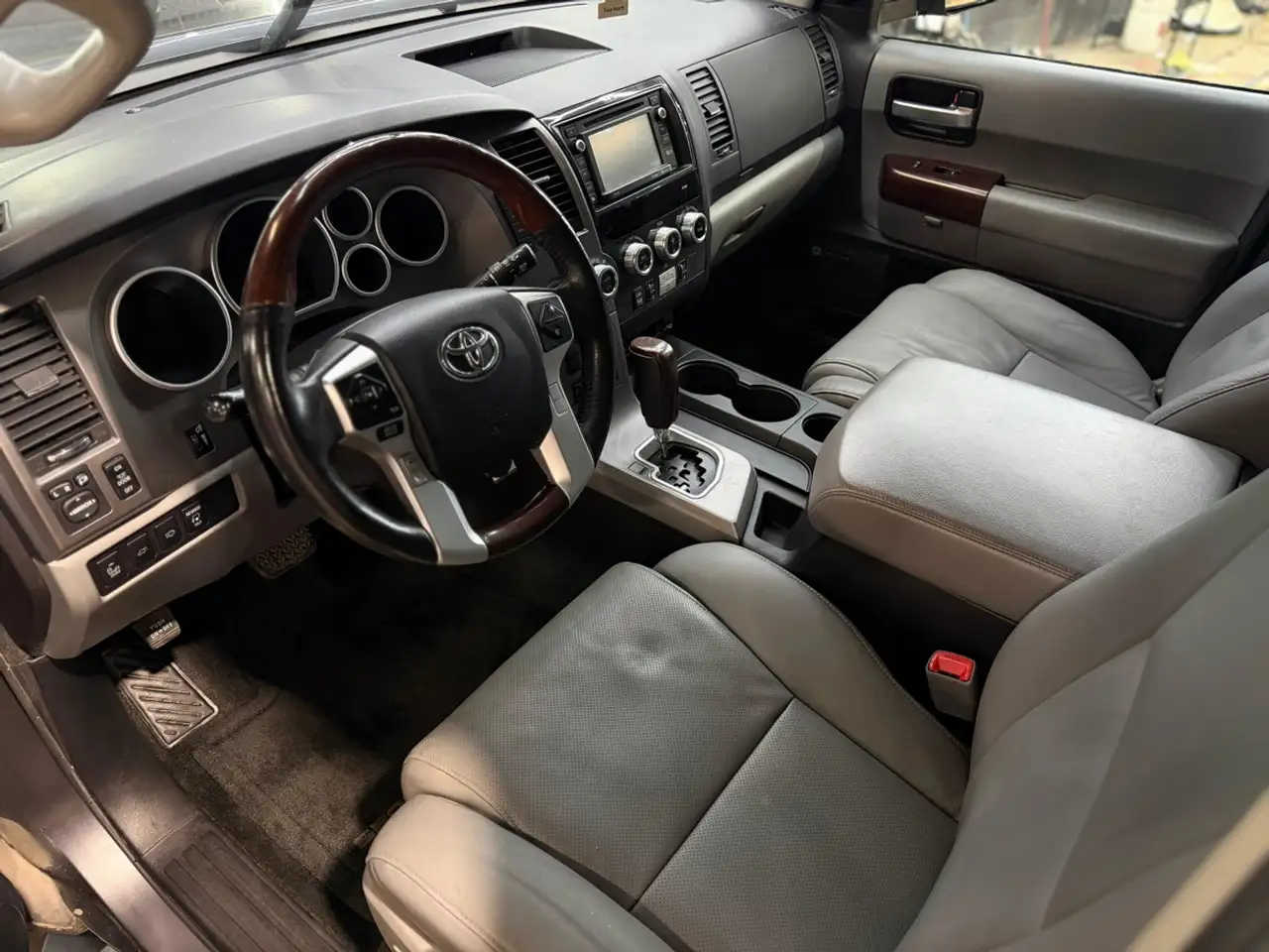 Toyota Sequoia photo Toyota Sequoia