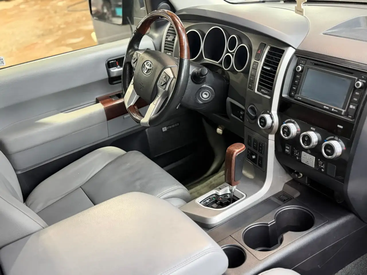 Toyota Sequoia photo Toyota Sequoia