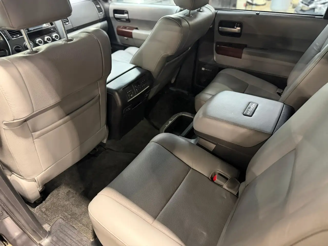 Toyota Sequoia photo Toyota Sequoia