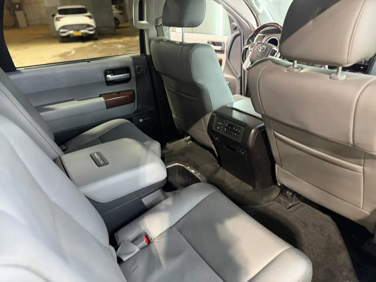 Toyota Sequoia photo Toyota Sequoia