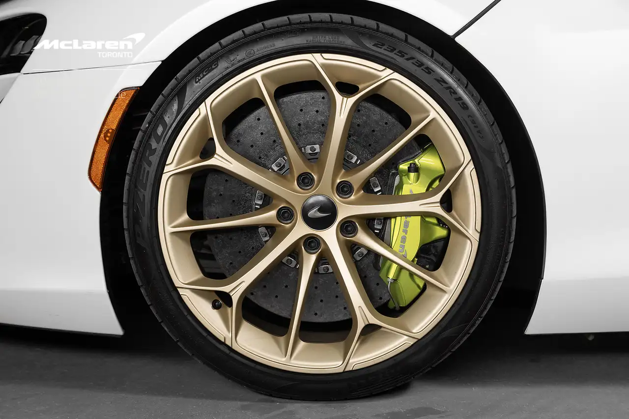 McLaren Artura photo McLaren Artura