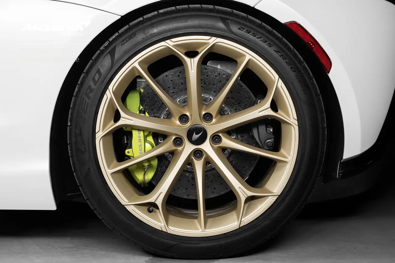 McLaren Artura photo McLaren Artura