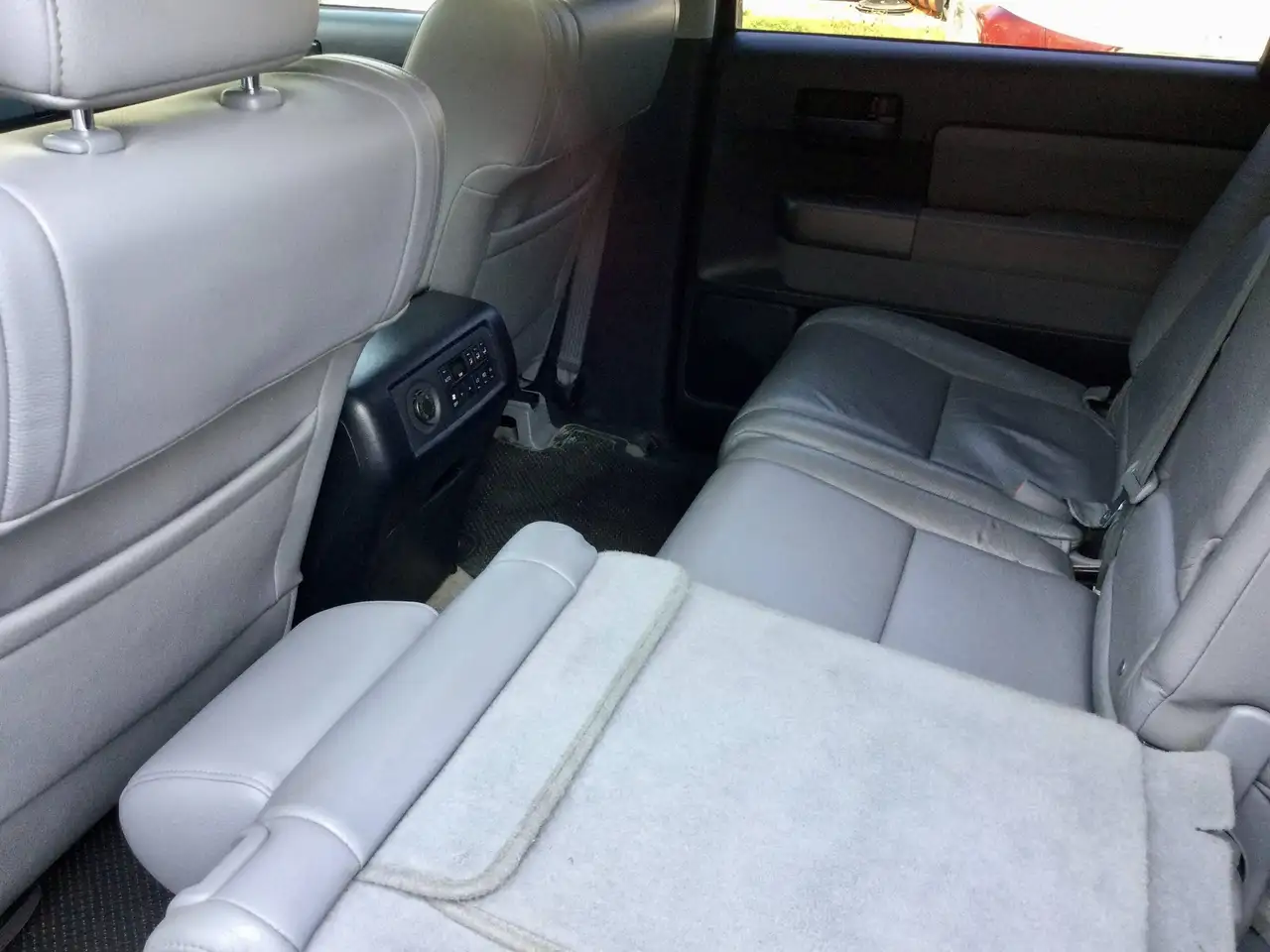 Toyota Sequoia снимка Toyota Sequoia