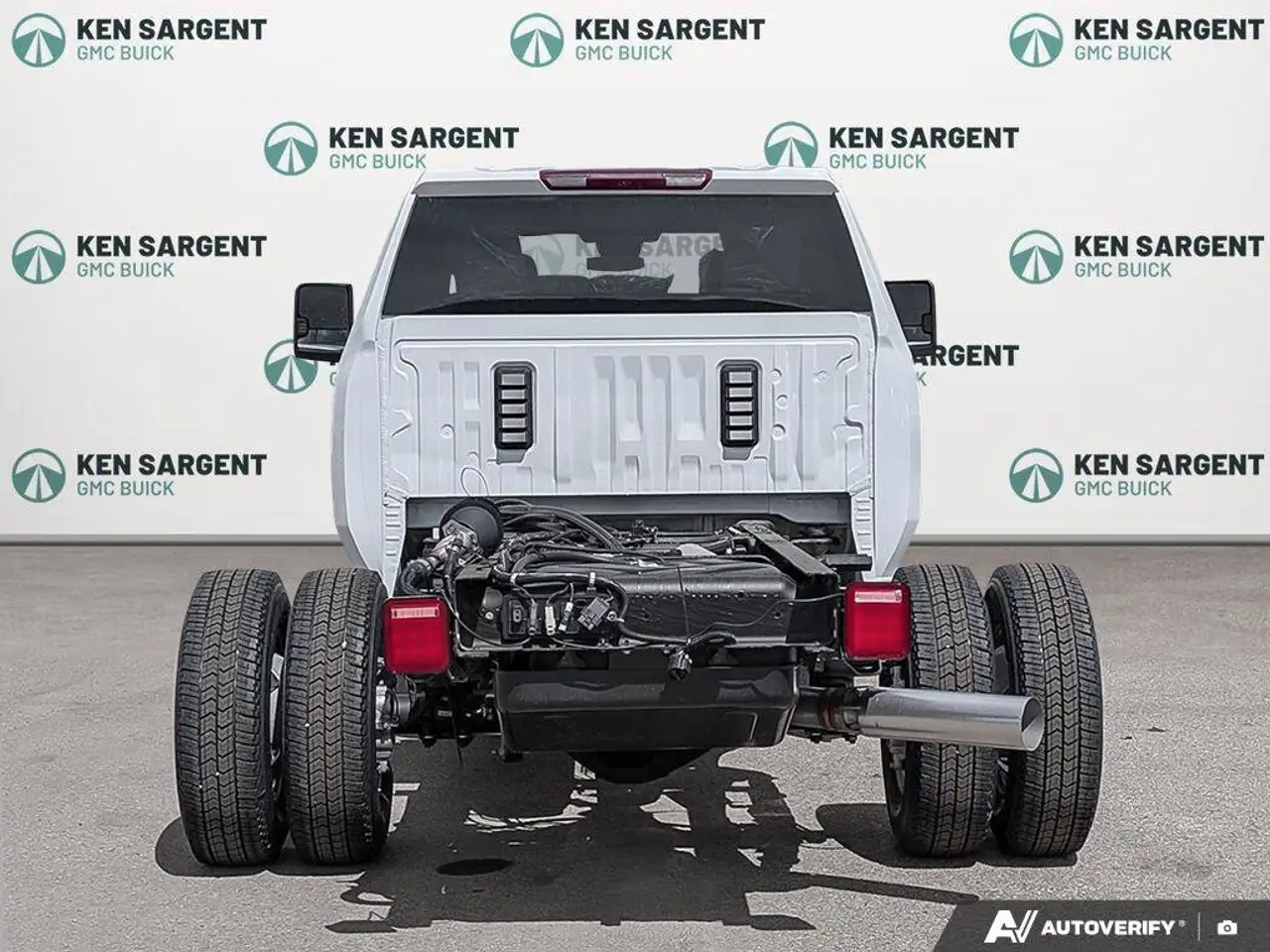 GMC Sierra 3500HD снимка GMC Sierra 3500HD
