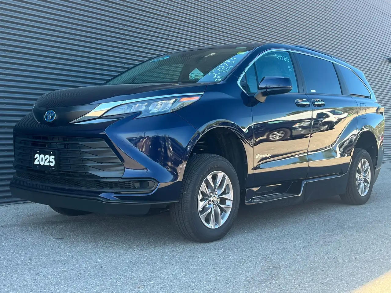 Toyota Sienna снимка Toyota Sienna