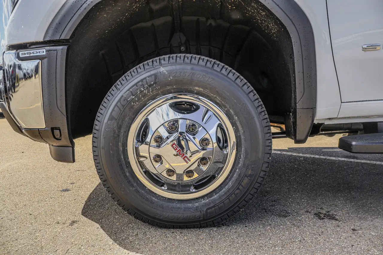 GMC Sierra 3500HD снимка GMC Sierra 3500HD