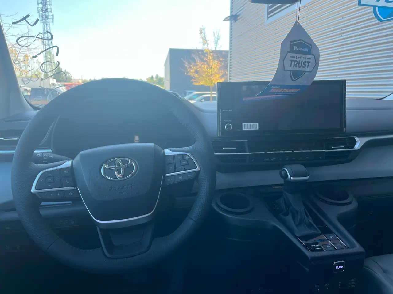 Toyota Sienna снимка Toyota Sienna