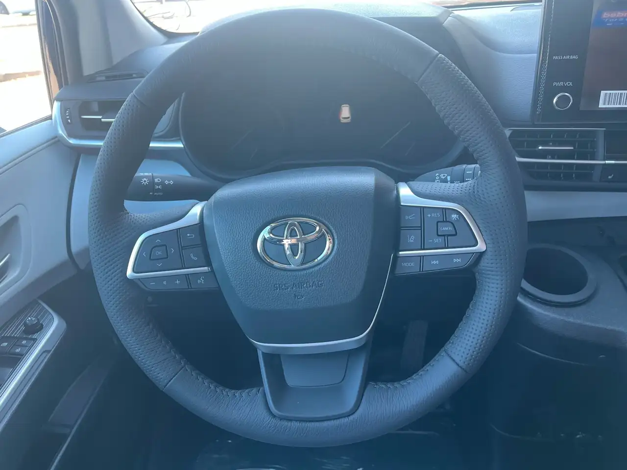 Toyota Sienna снимка Toyota Sienna