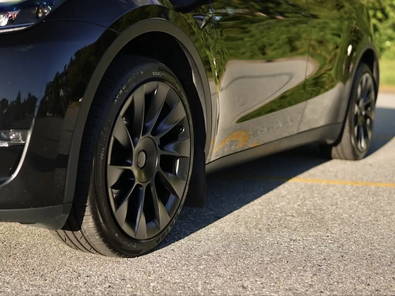 Tesla Model Y photo Tesla Model Y