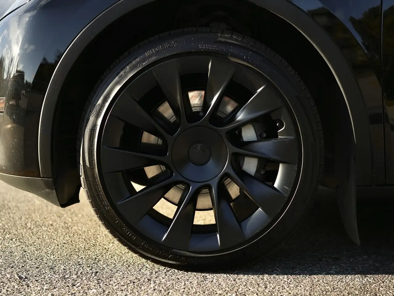 Tesla Model Y photo Tesla Model Y