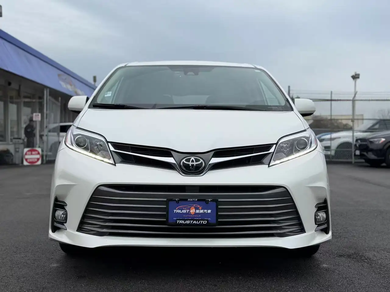 Toyota Sienna снимка Toyota Sienna