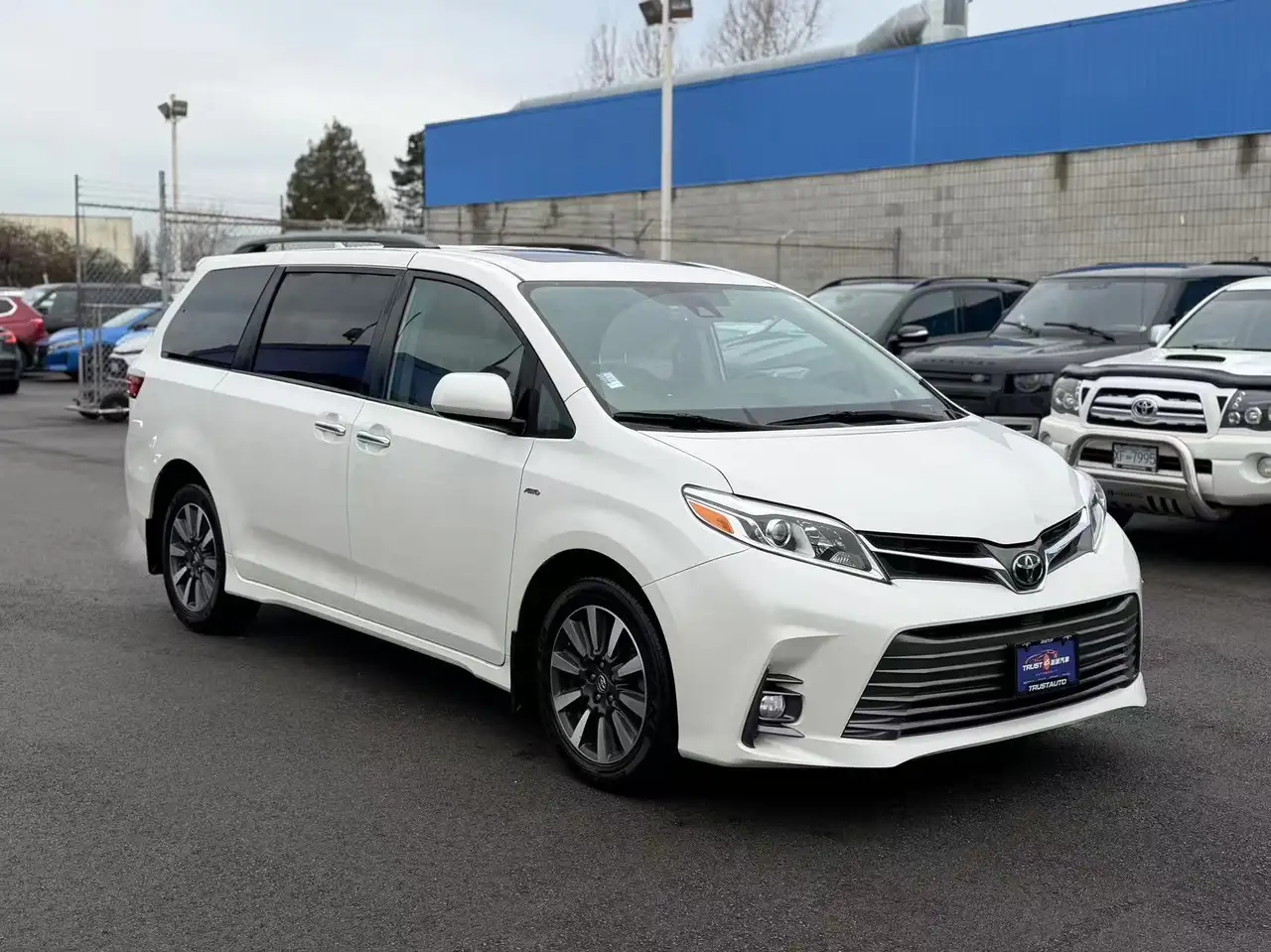 Toyota Sienna снимка Toyota Sienna