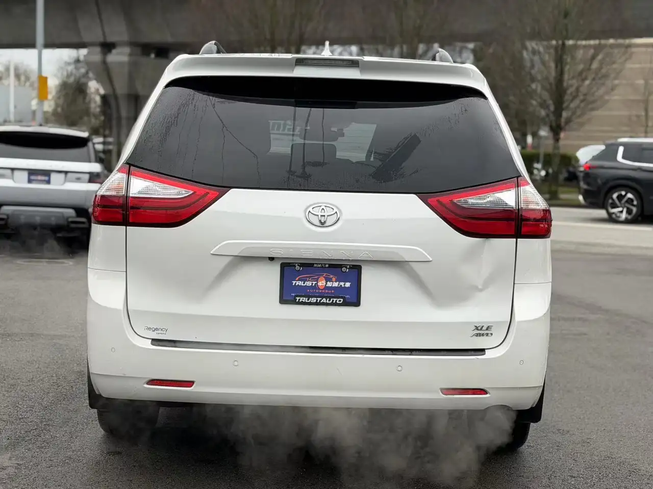 Toyota Sienna снимка Toyota Sienna