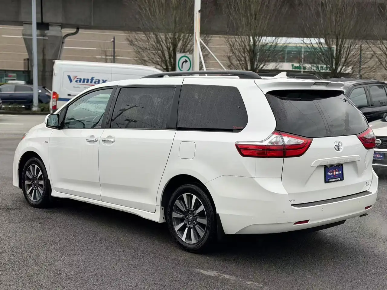 Toyota Sienna снимка Toyota Sienna