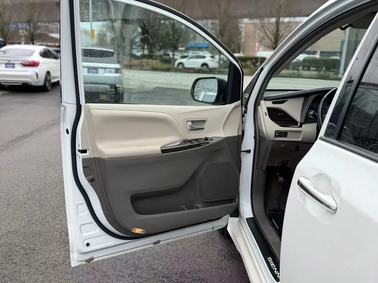 Toyota Sienna снимка Toyota Sienna