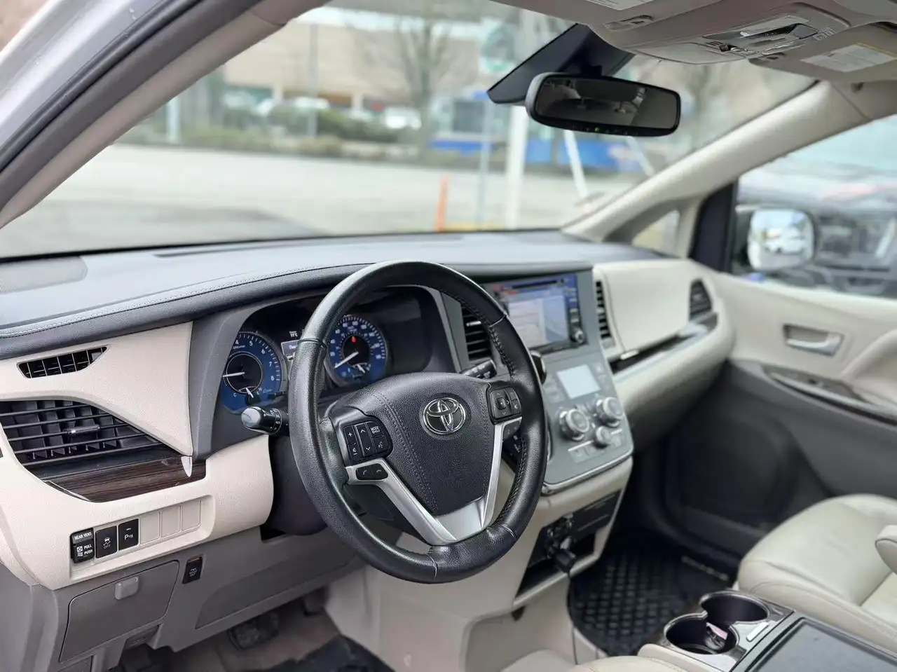 Toyota Sienna снимка Toyota Sienna