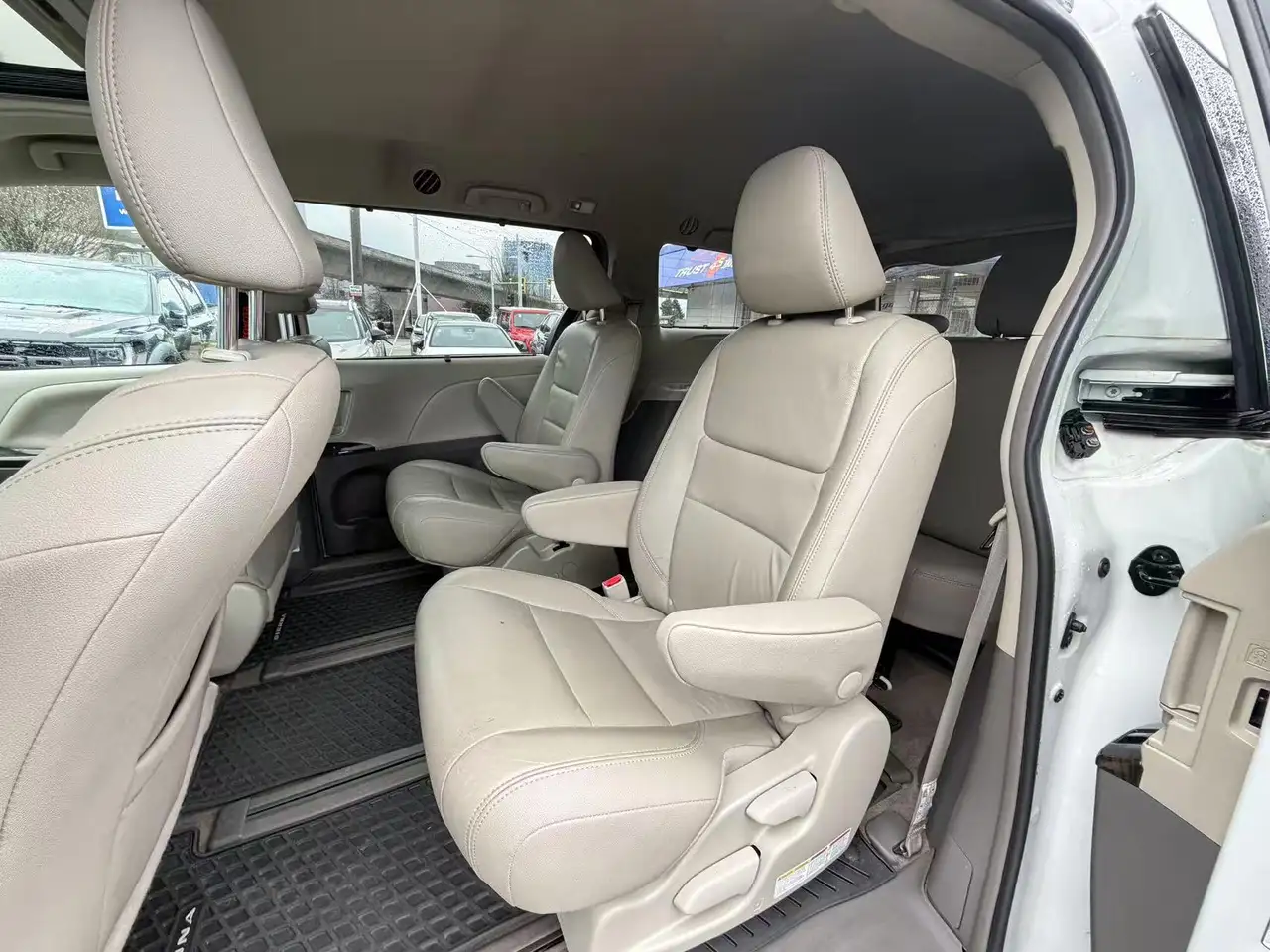 Toyota Sienna снимка Toyota Sienna