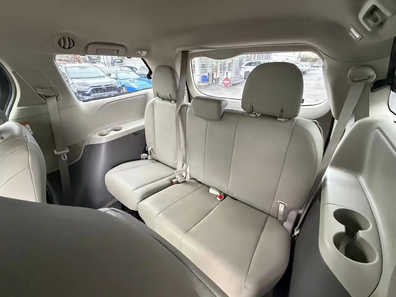 Toyota Sienna снимка Toyota Sienna