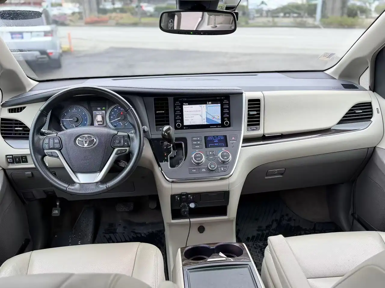 Toyota Sienna снимка Toyota Sienna