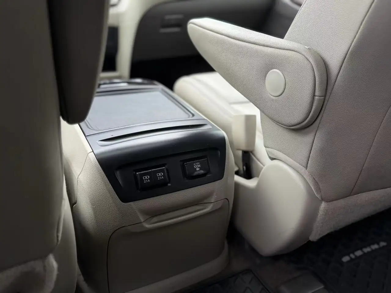 Toyota Sienna снимка Toyota Sienna