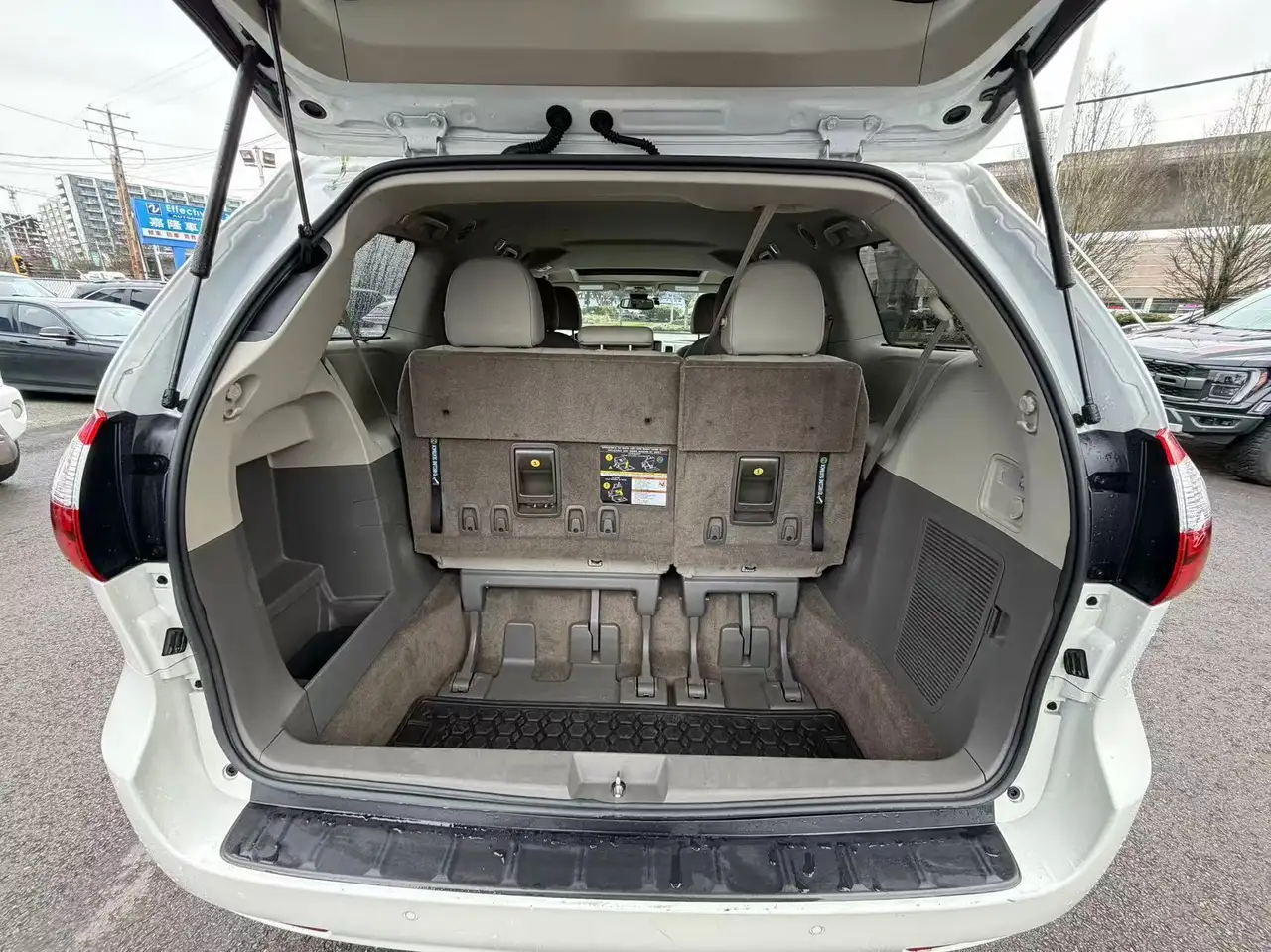 Toyota Sienna снимка Toyota Sienna