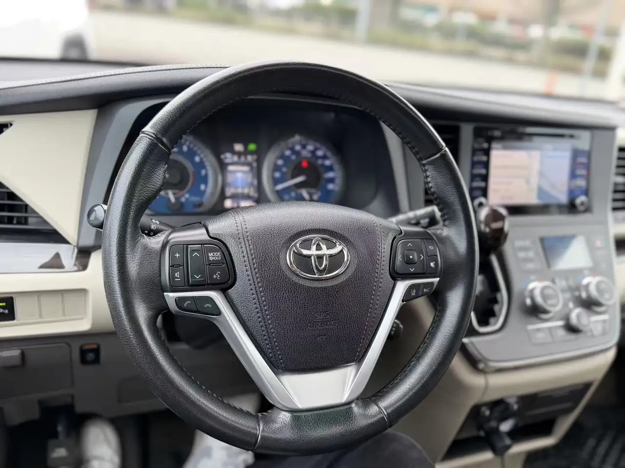 Toyota Sienna снимка Toyota Sienna