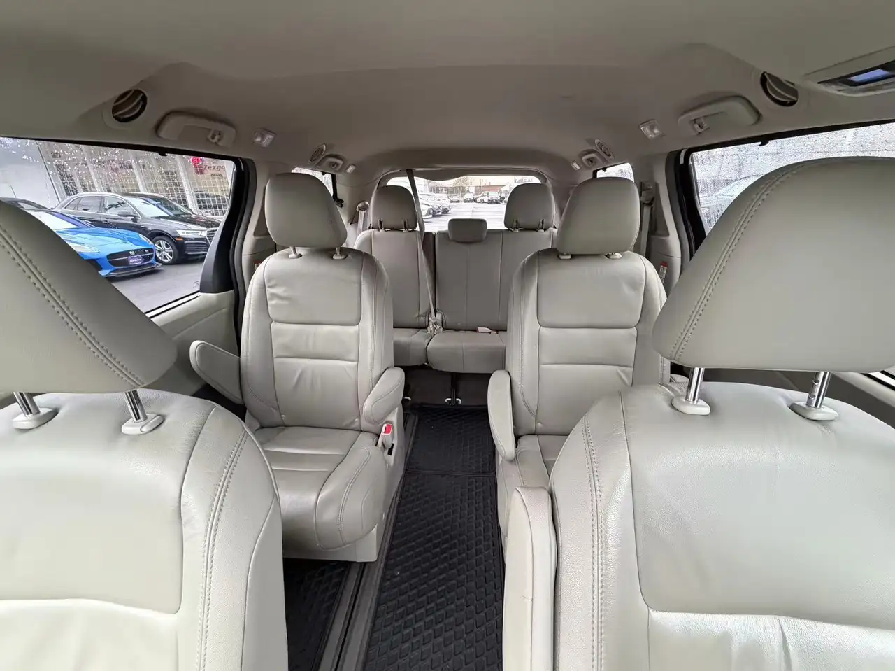 Toyota Sienna снимка Toyota Sienna