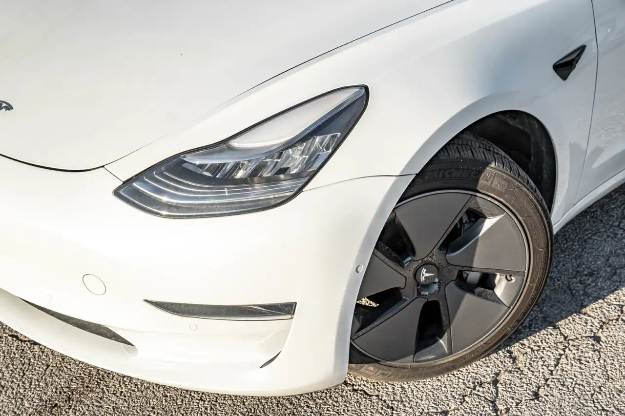 Tesla Model 3 снимка Tesla Model 3