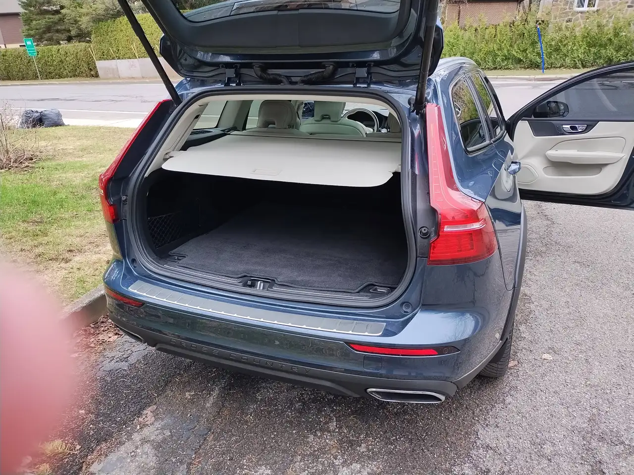 Volvo V60 Cross Country снимка Volvo V60 Cross Country