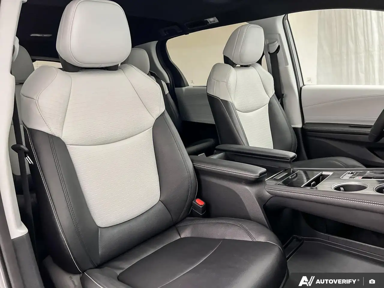 Toyota Sienna снимка Toyota Sienna