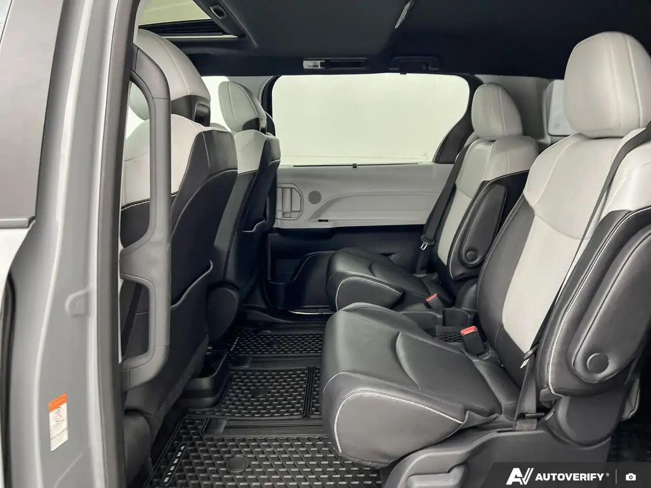 Toyota Sienna снимка Toyota Sienna