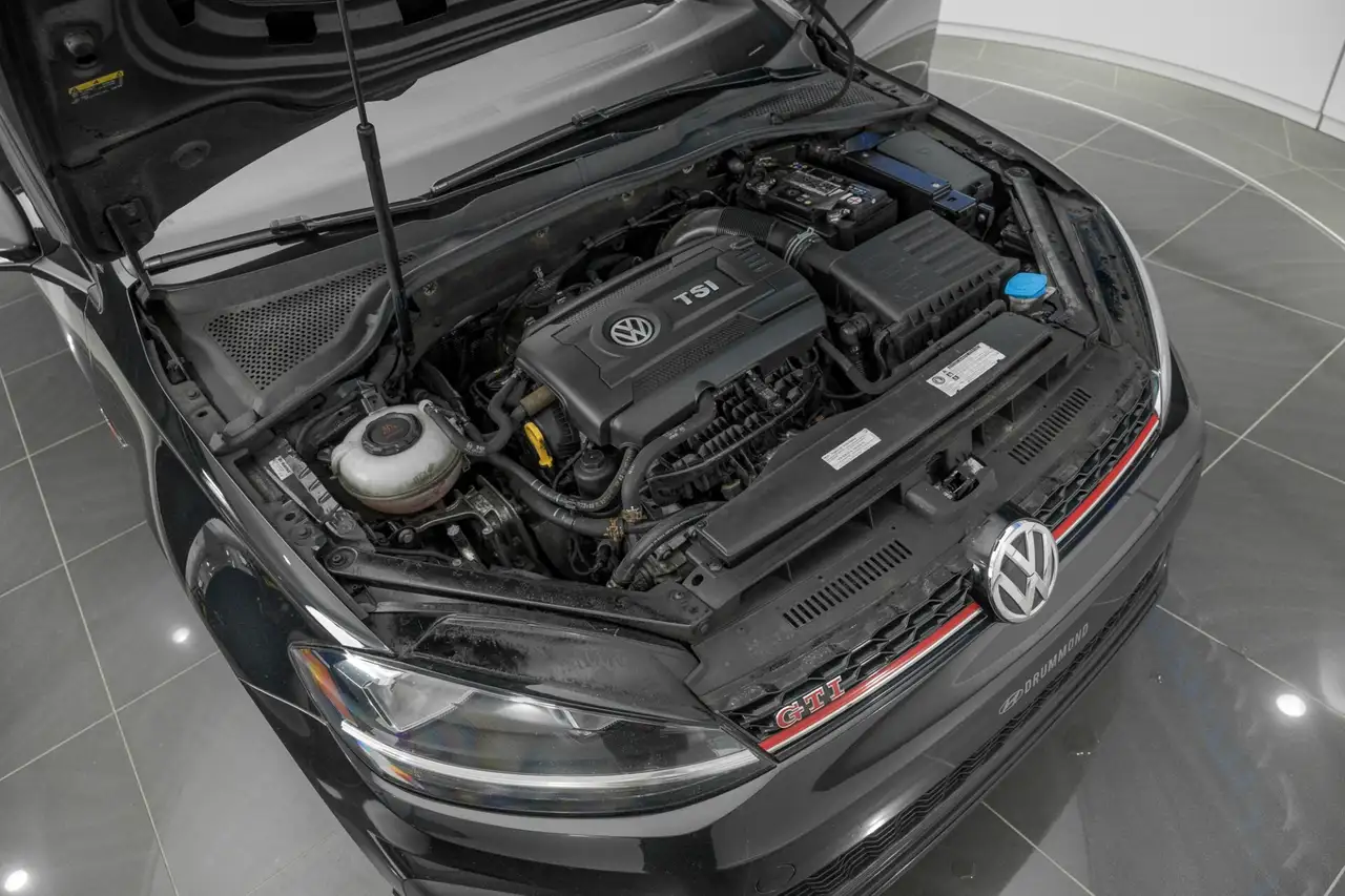 Volkswagen Golf GTI снимка Volkswagen Golf GTI