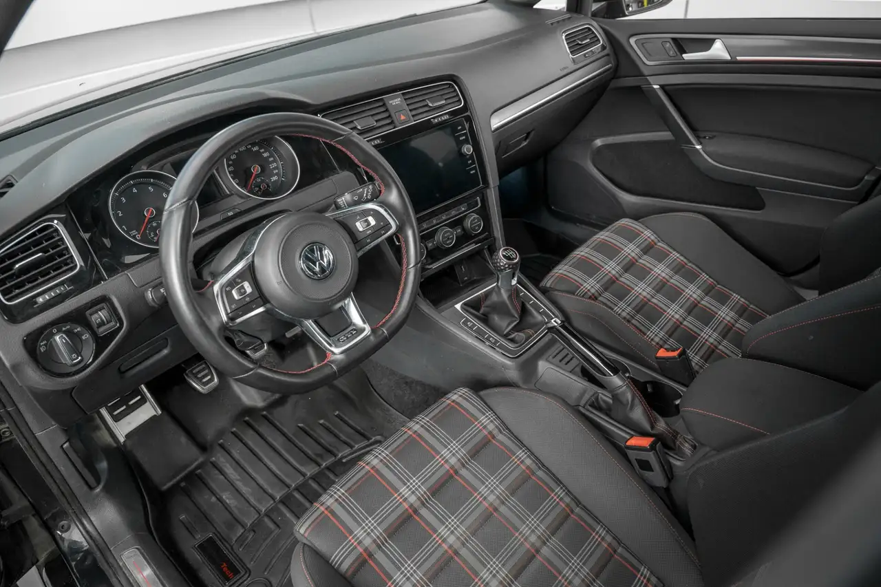 Volkswagen Golf GTI снимка Volkswagen Golf GTI