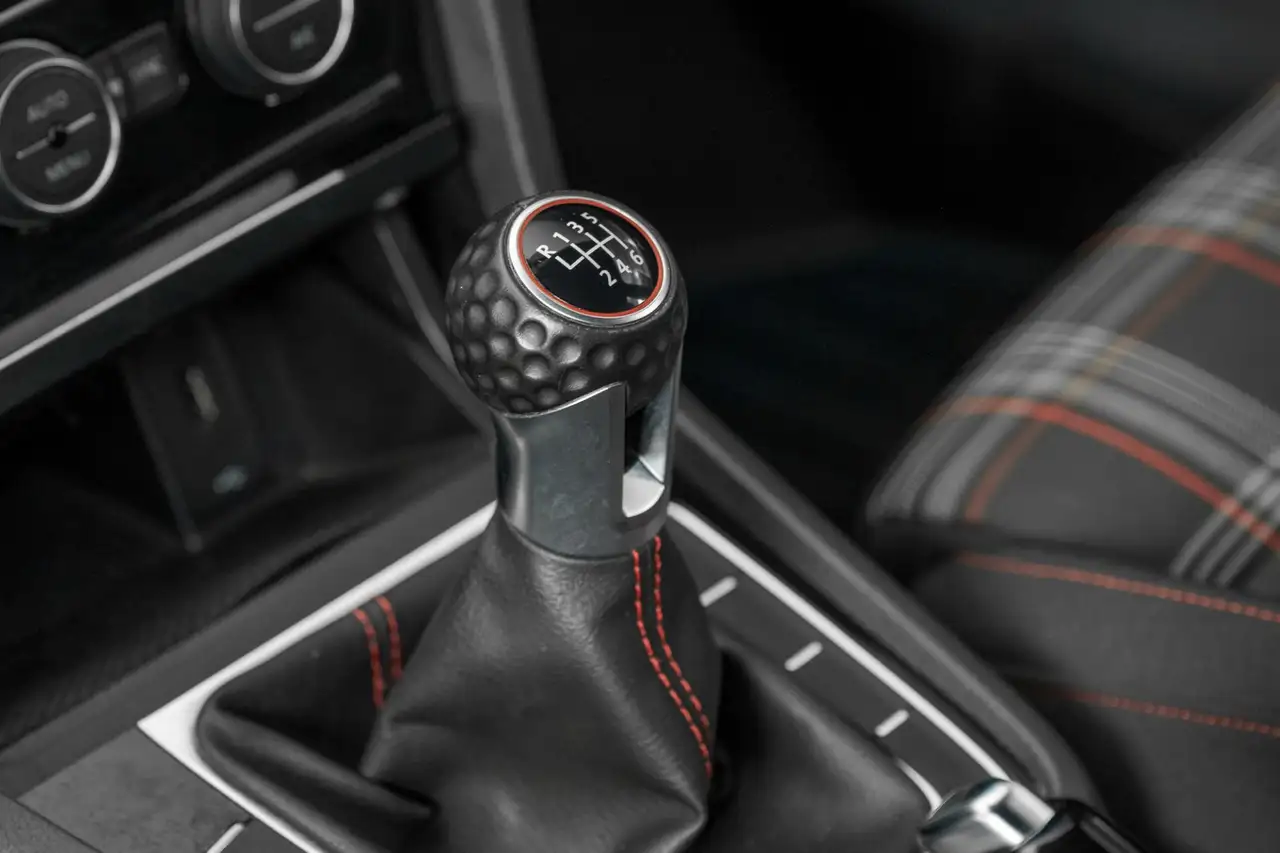 Volkswagen Golf GTI снимка Volkswagen Golf GTI