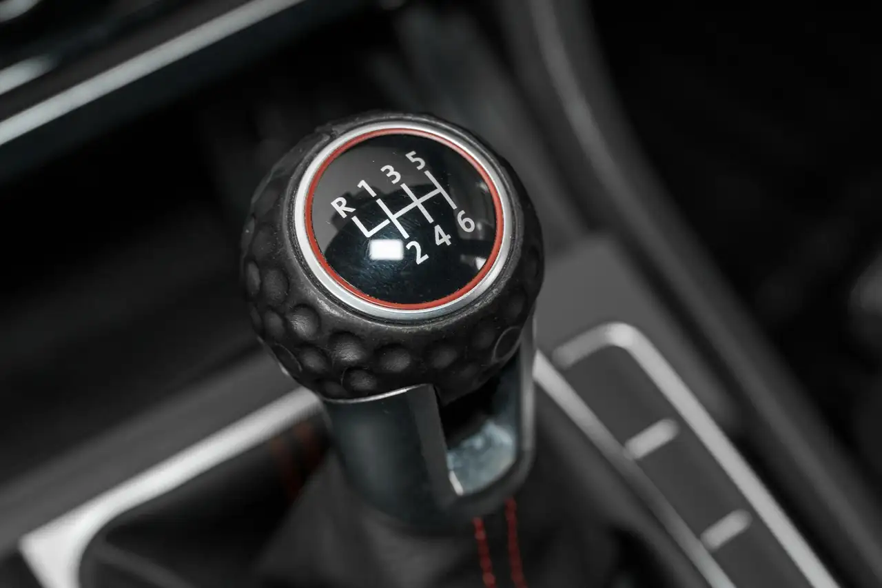 Volkswagen Golf GTI снимка Volkswagen Golf GTI