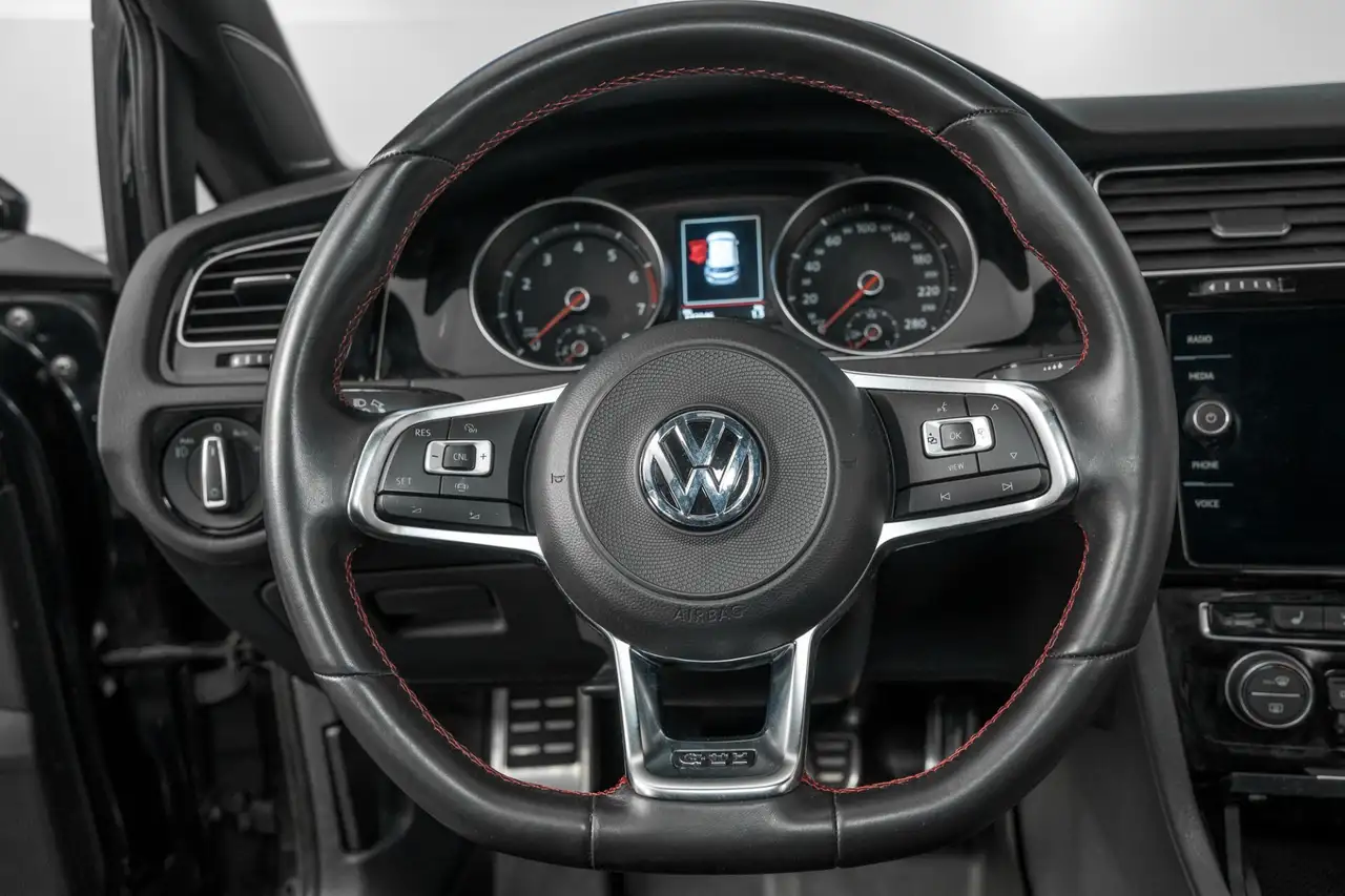 Volkswagen Golf GTI снимка Volkswagen Golf GTI