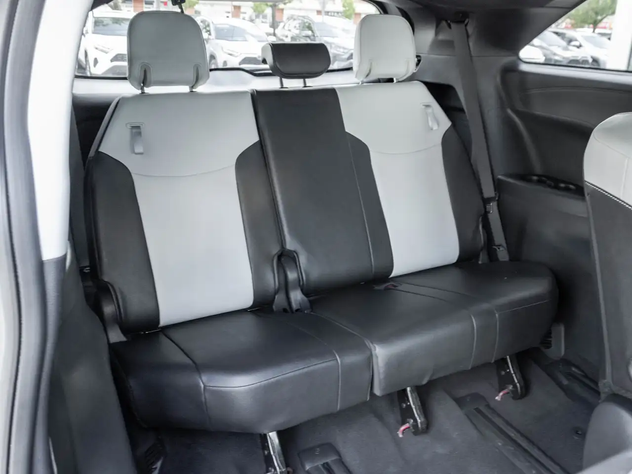 Toyota Sienna снимка Toyota Sienna