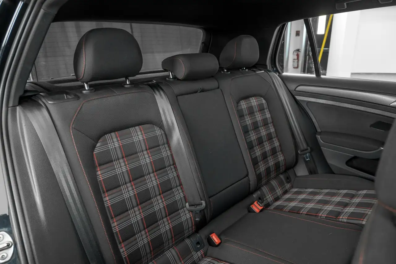 Volkswagen Golf GTI снимка Volkswagen Golf GTI