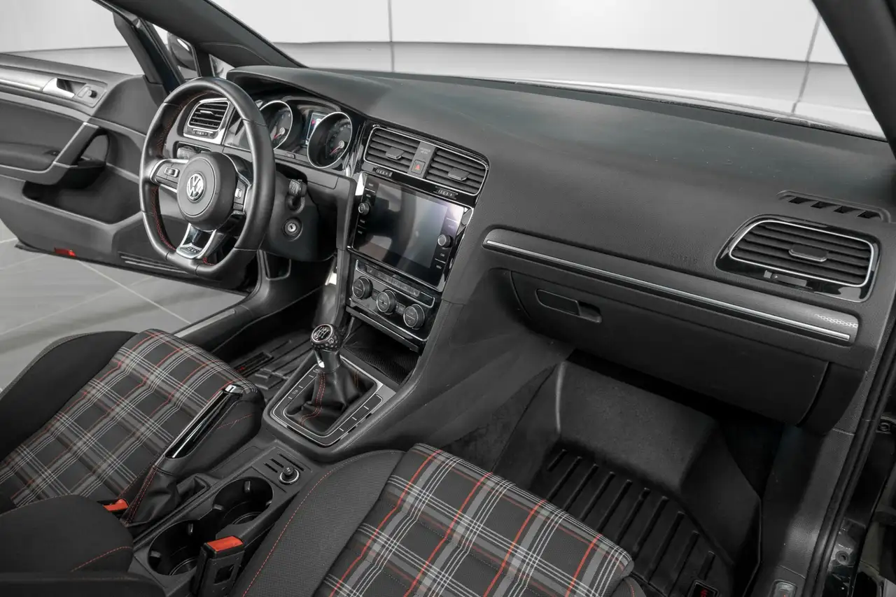 Volkswagen Golf GTI снимка Volkswagen Golf GTI
