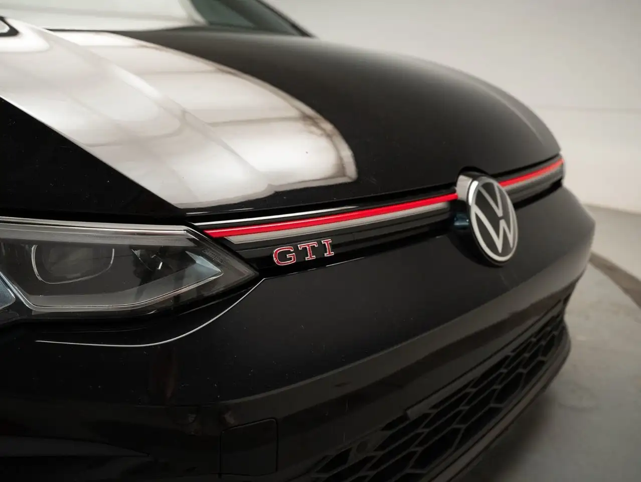 Volkswagen Golf GTI снимка Volkswagen Golf GTI