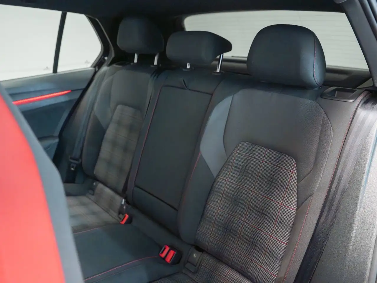 Volkswagen Golf GTI снимка Volkswagen Golf GTI